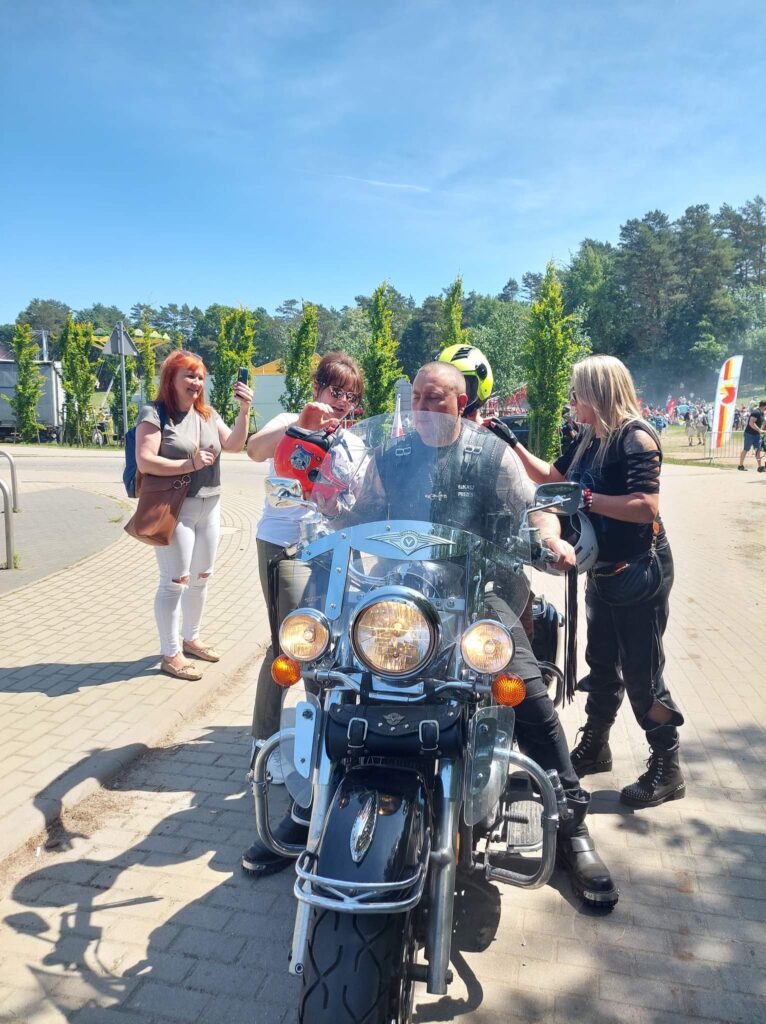 "Sokół Police" to nie tylko mężczyźni, nasze wspaniałe koleżanki dzielnie asystowały i pomagały dziciom w przygotowaniach do przejażdżki